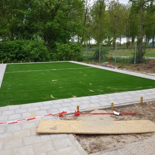 Kunstgras speelvloeren 80 Keurig afgewerkt en ingestrooid met zand.